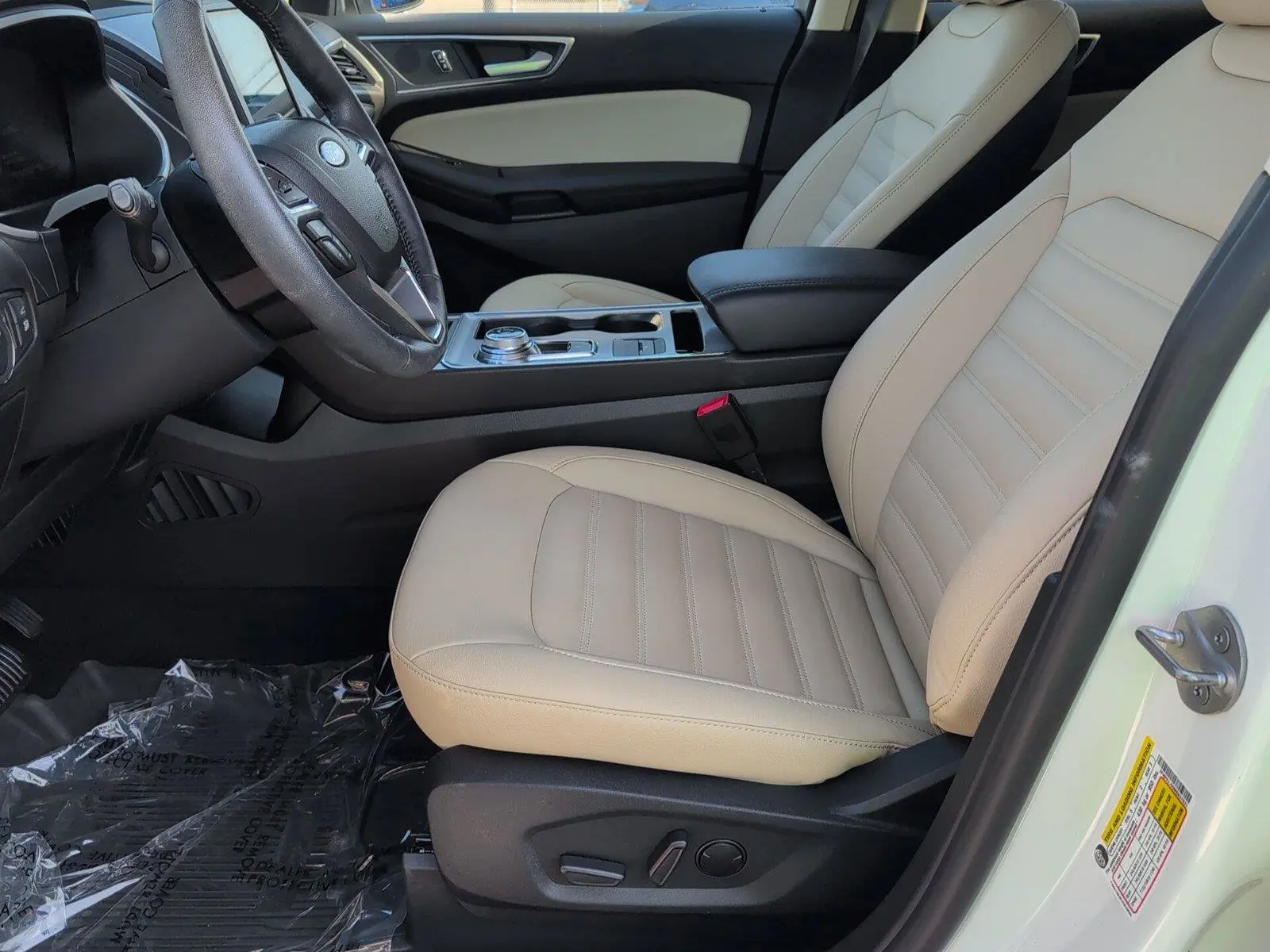 2021 Ford Edge SEL photo 3
