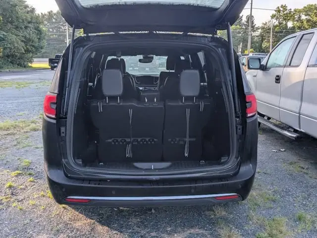 2025 Chrysler Pacifica Select photo 5