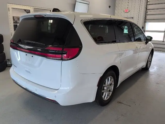 2025 Chrysler Pacifica Select photo 5