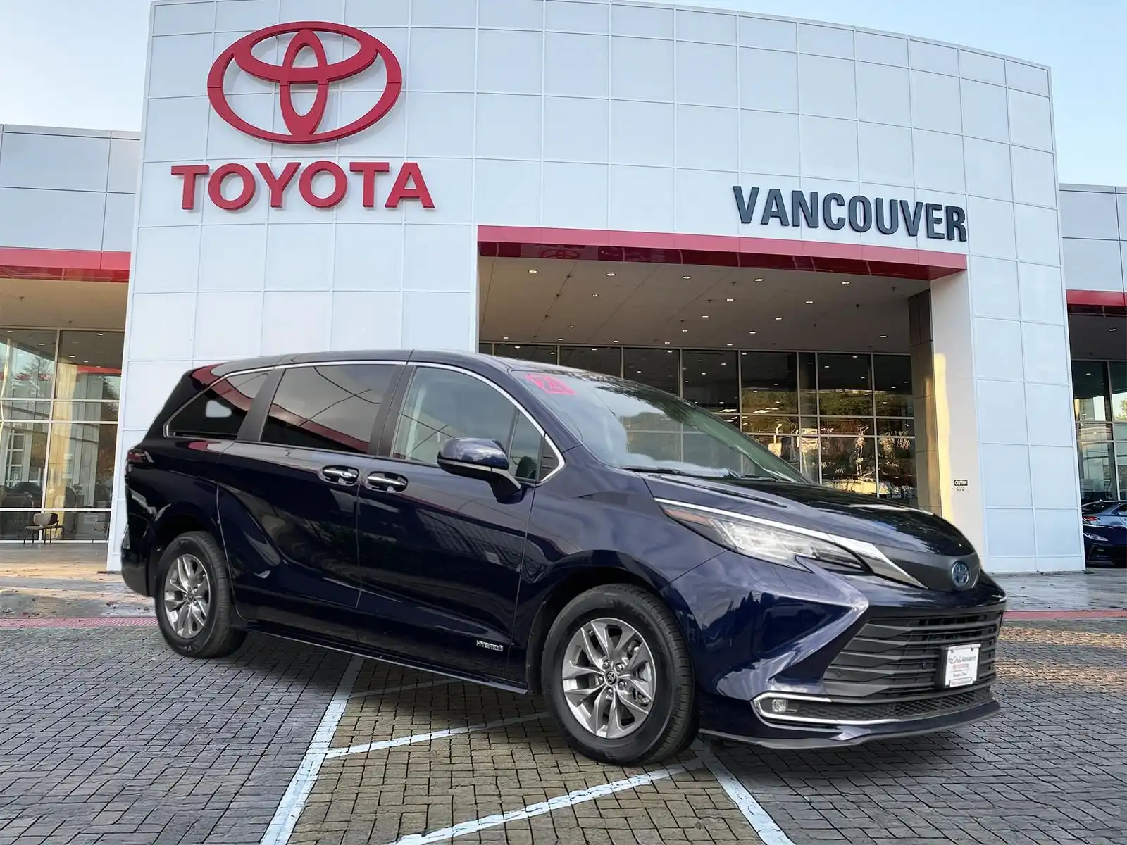 2021 Toyota Sienna XLE 8-Passenger Hybrid FWD's photo