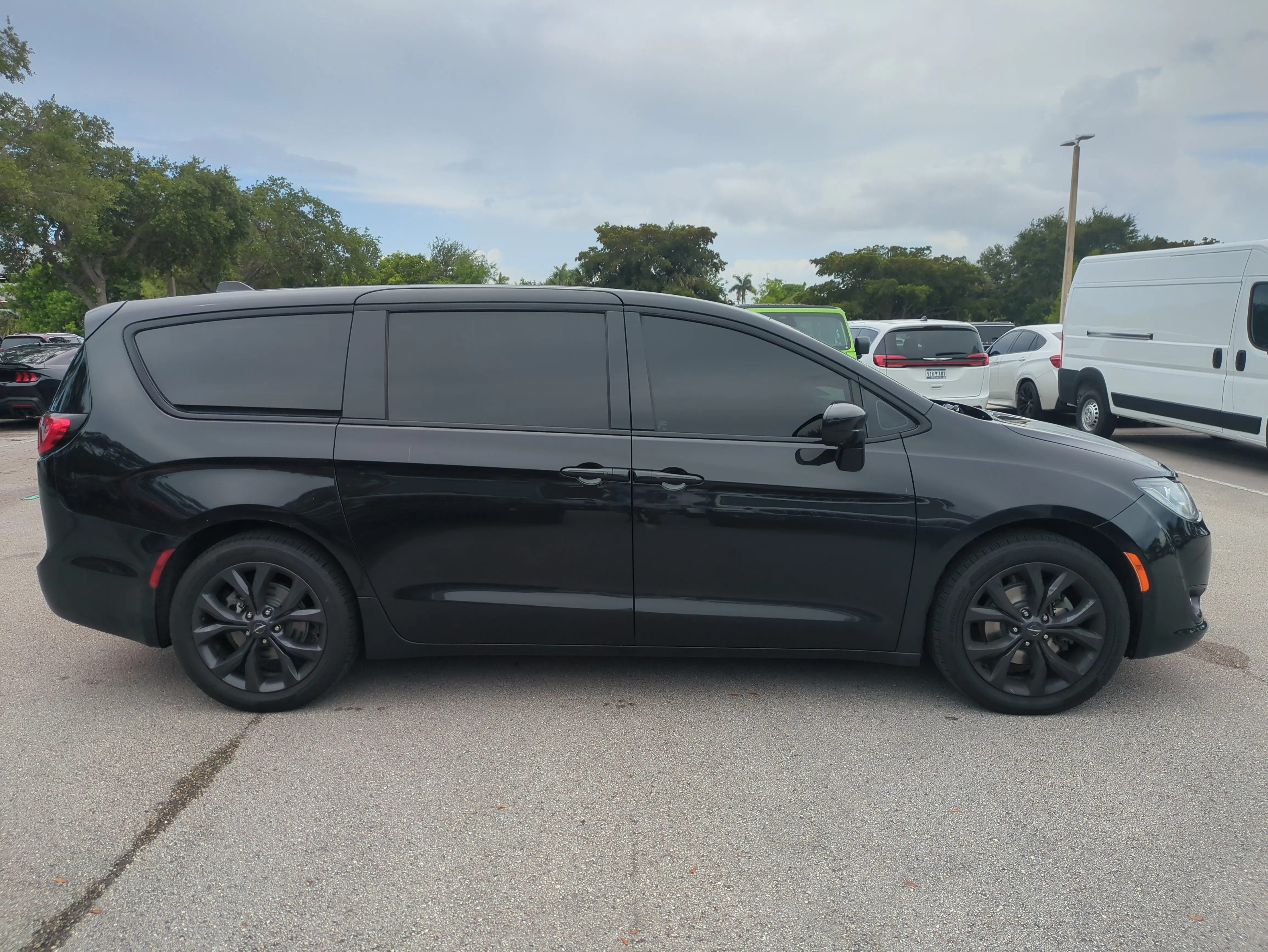 2020 Chrysler Pacifica Touring photo 5