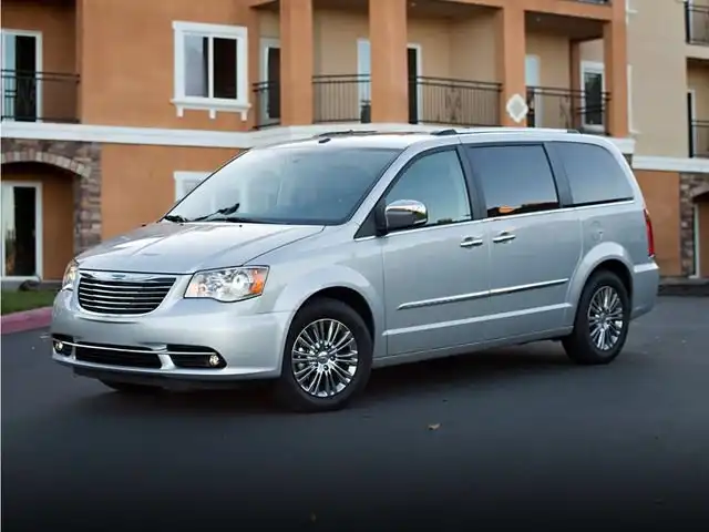 2014 Chrysler Town & Country Touring's photo
