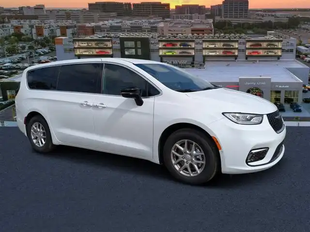 2026 Chrysler Pacifica Select's photo