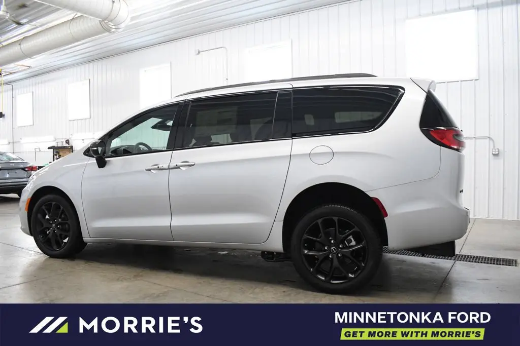 2026 Chrysler Pacifica Select photo 5