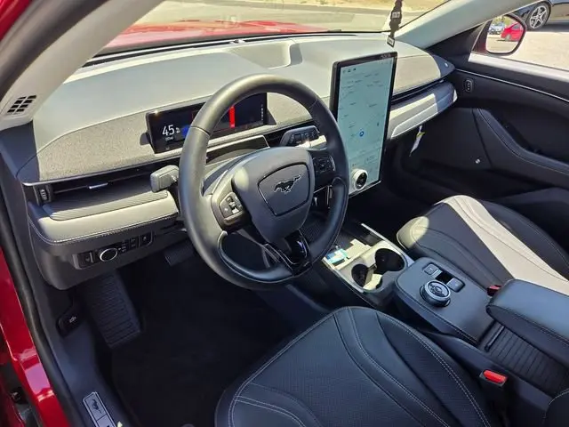 2024 Ford Mustang-Mach-e Select photo 3