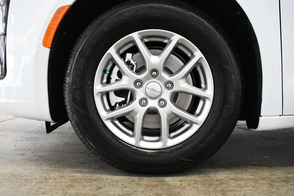 2027 Chrysler Pacifica Select photo 3