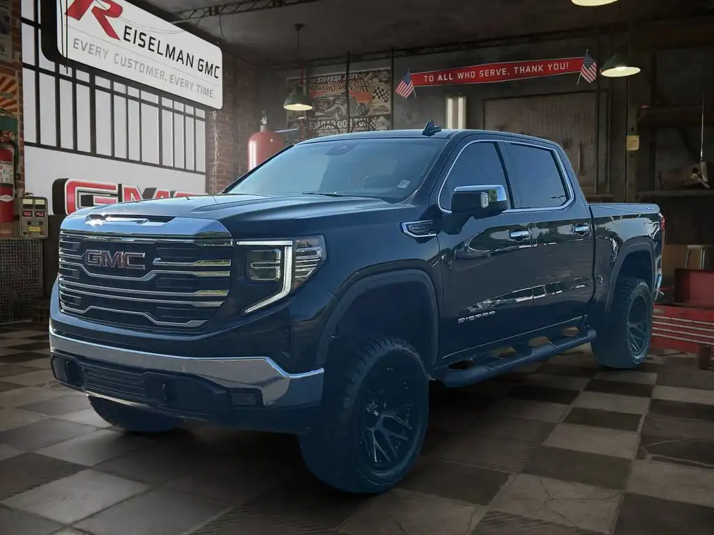2025 GMC Sierra SLT 4WD Crew Cab Short Box's photo
