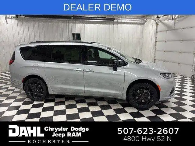 2026 Chrysler Pacifica Select AWD's photo