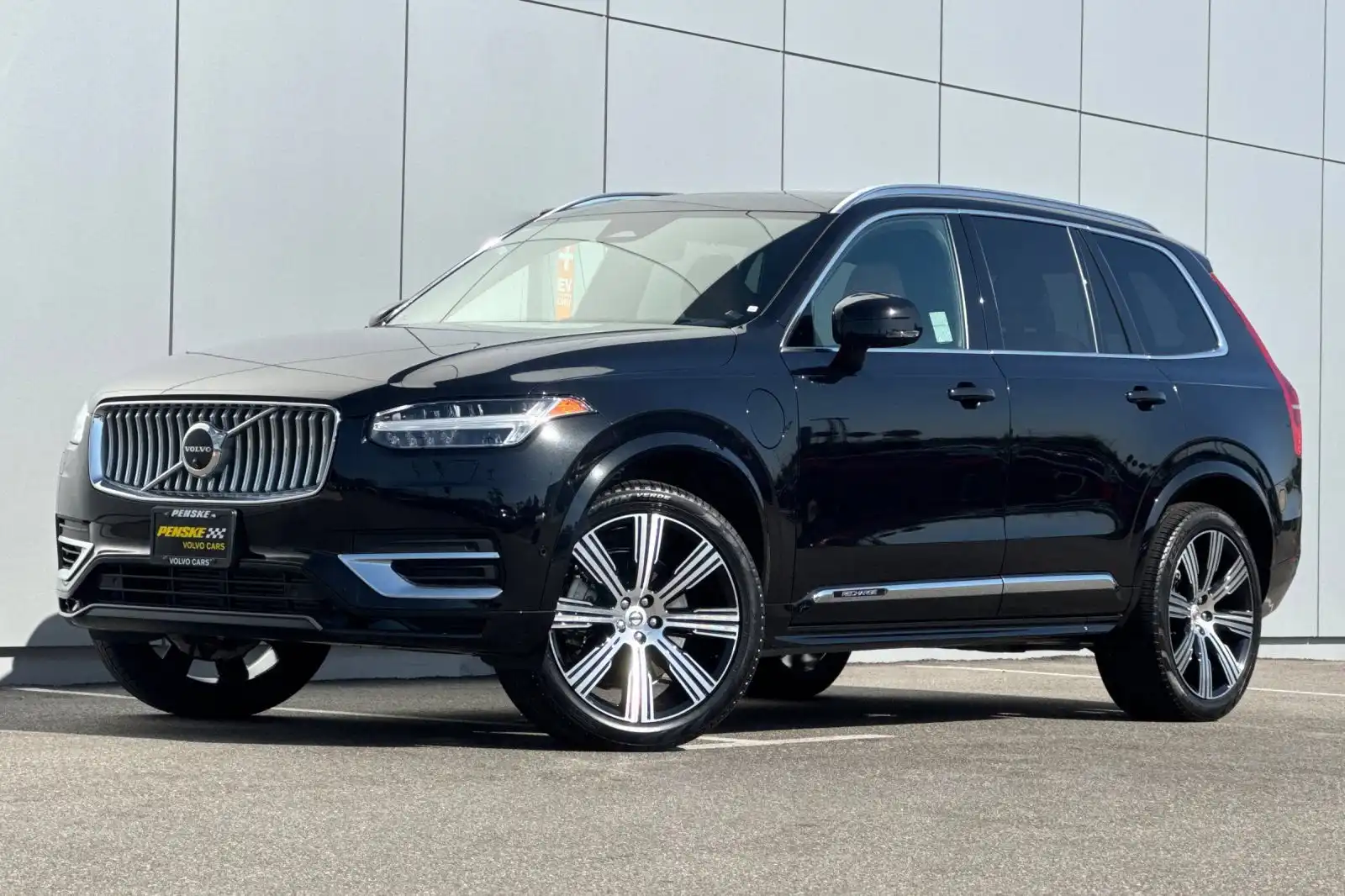 2024 Volvo XC90 T8 Recharge Ultimate Bright Theme 4WD's photo