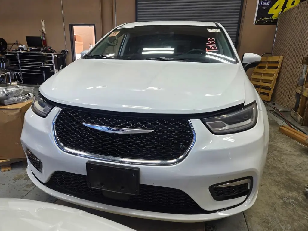 2023 Chrysler Pacifica Touring L photo 3