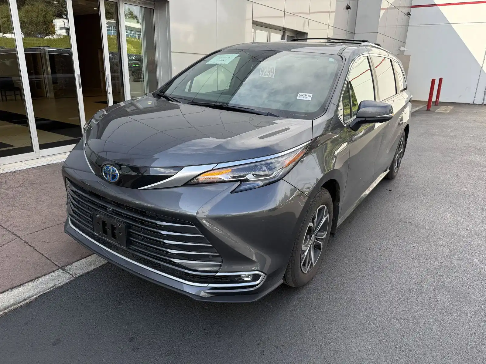 2025 Toyota Sienna Platinum 7-Passenger Hybrid AWD's photo