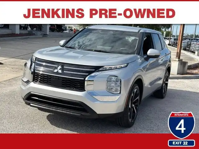 2025 Mitsubishi Outlander ES 2WD's photo