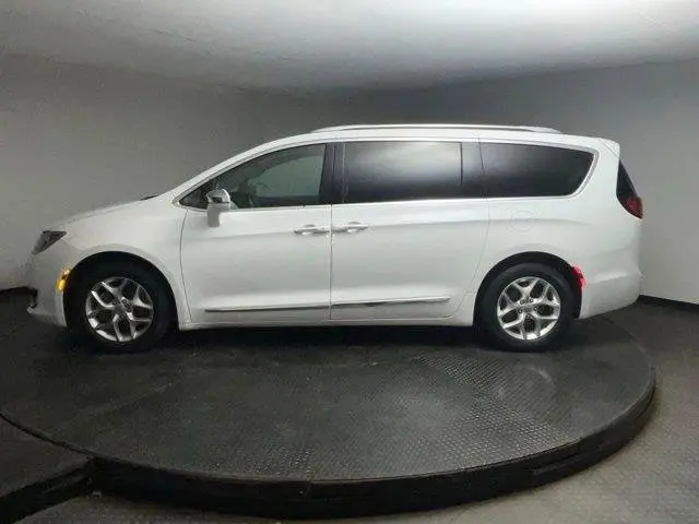 2020 Chrysler Pacifica Limited photo 4