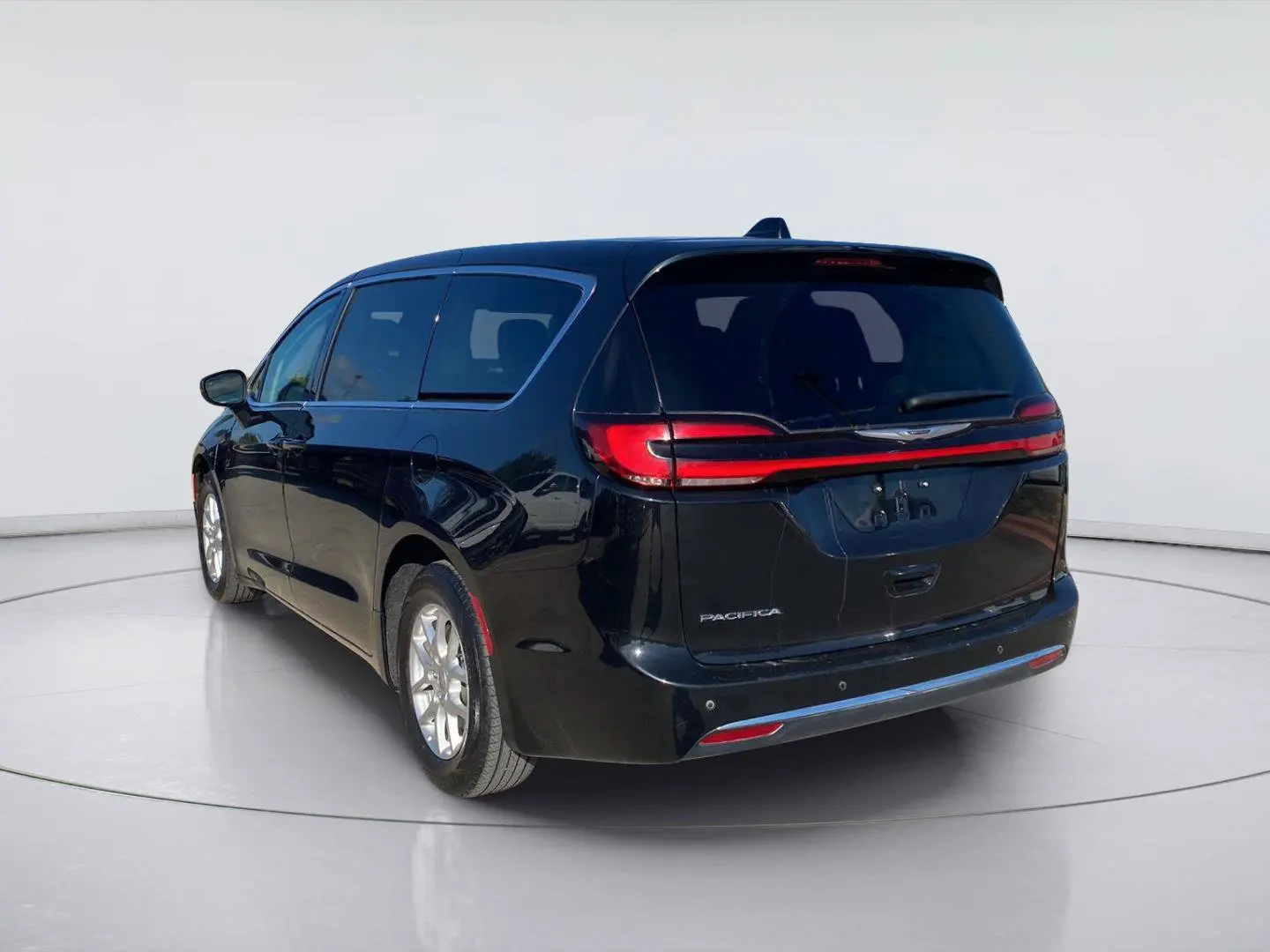 2023 Chrysler Pacifica Touring L photo 3