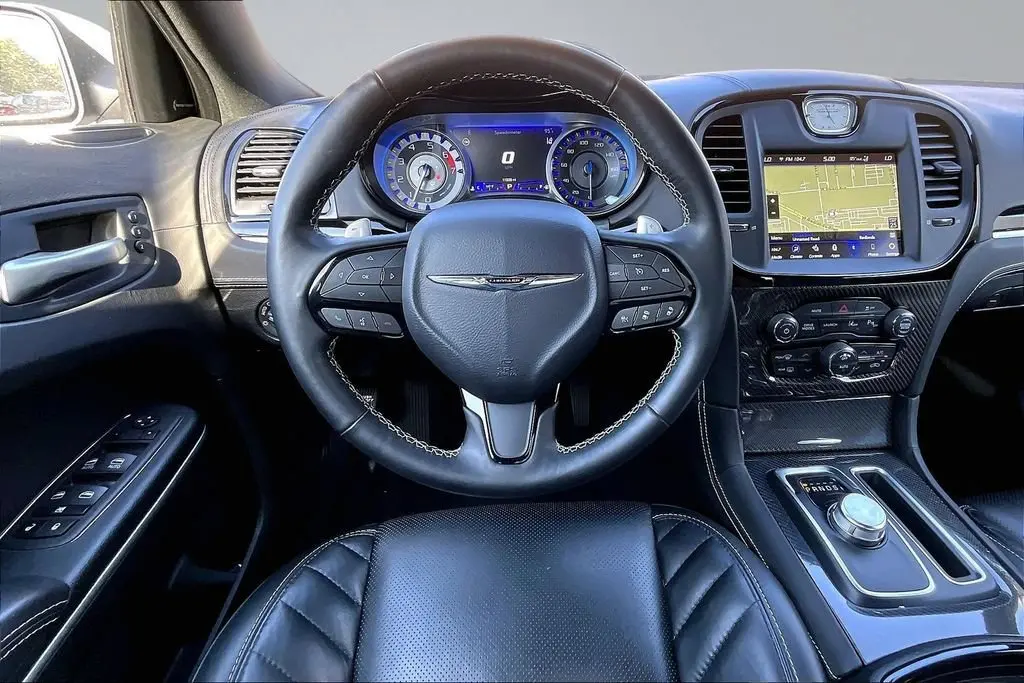 2023 Chrysler 300 C photo 5