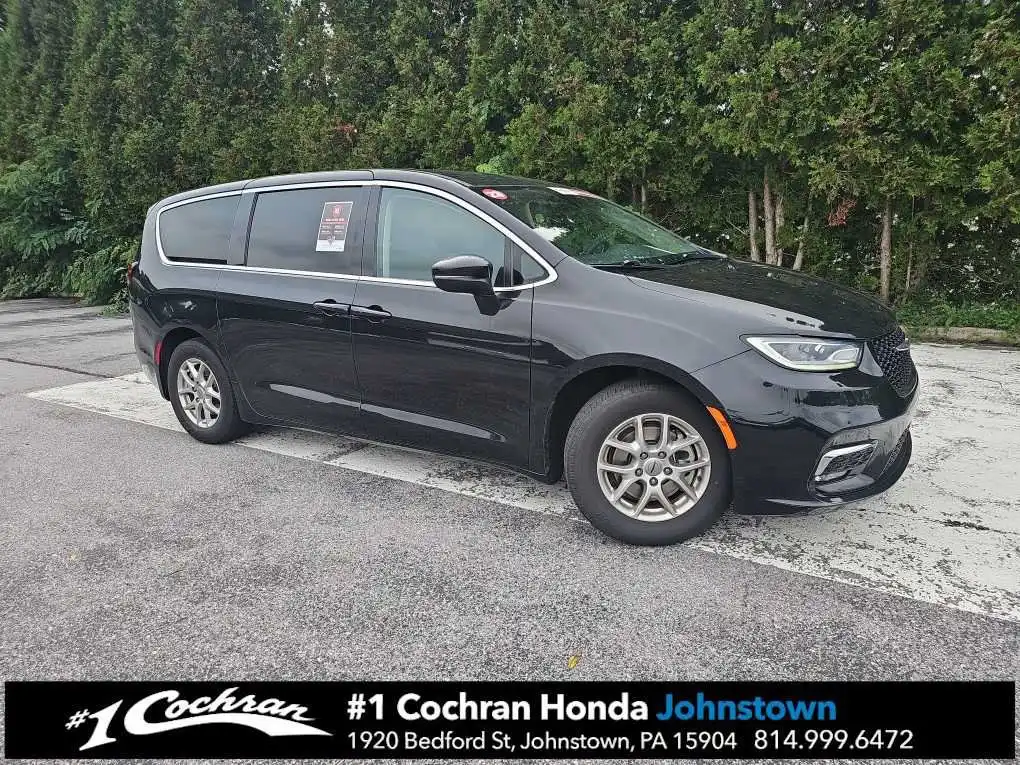 2023 Chrysler Pacifica Touring L's photo
