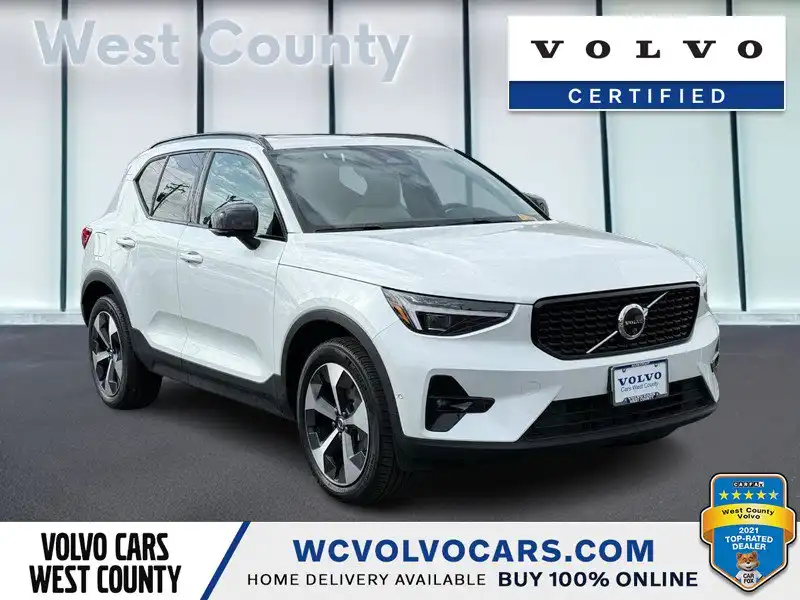 2026 Volvo XC40 B5 Plus Dark AWD's photo