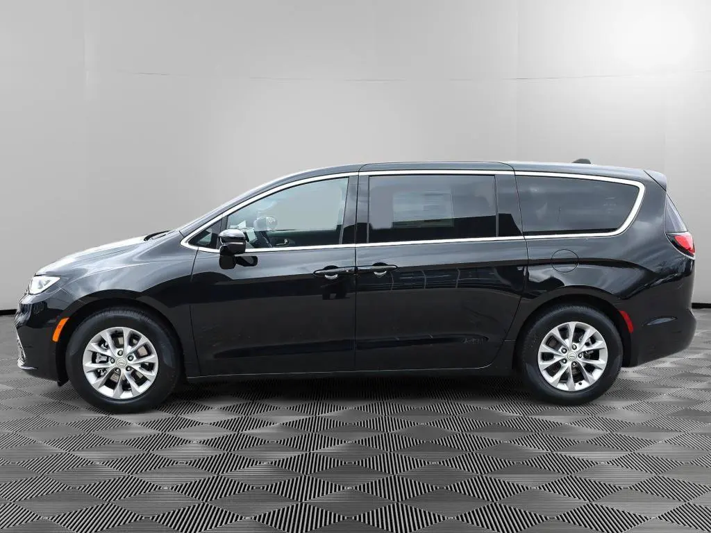 2026 Chrysler Pacifica Limited photo 3