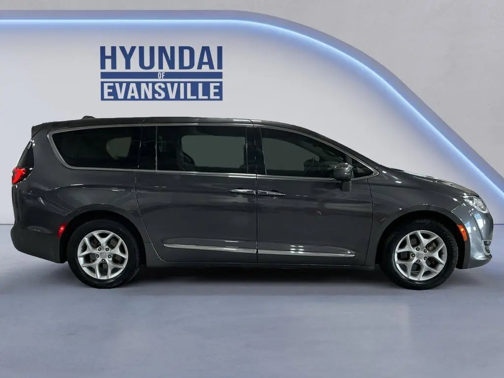 2019 Chrysler Pacifica Touring Plus photo 4