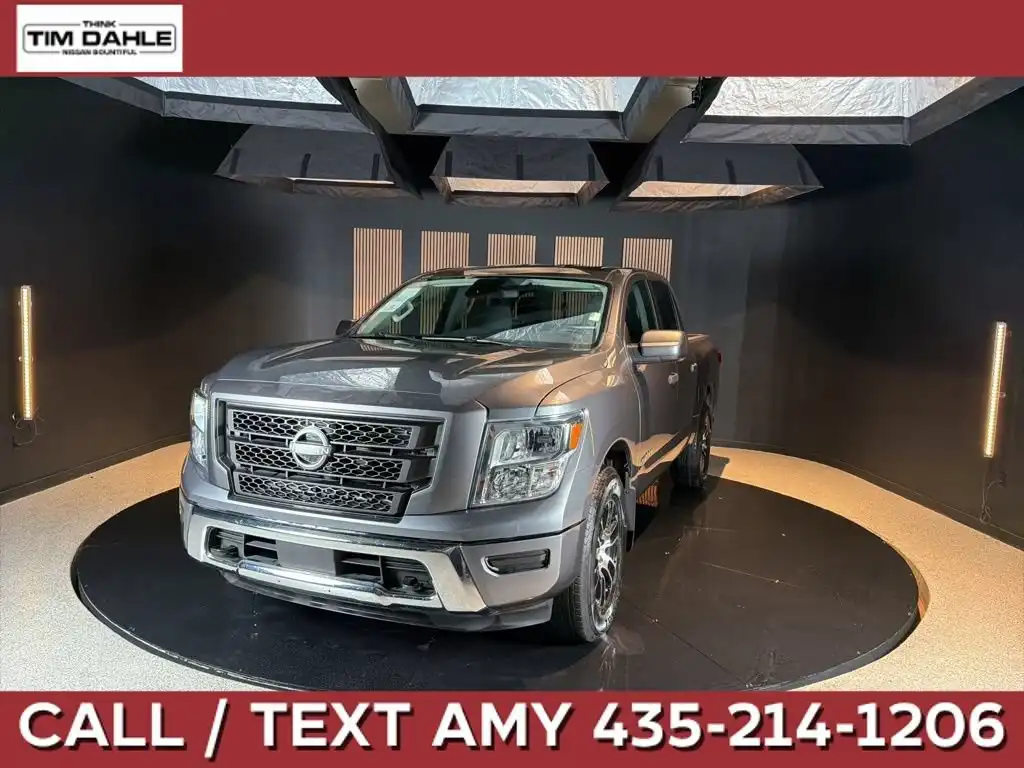 2024 Nissan Titan SV 4WD Crew Cab's photo