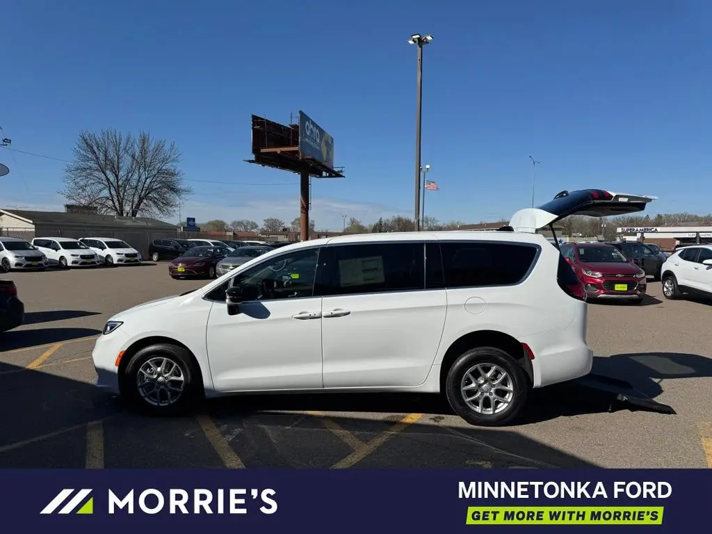 2026 Chrysler Pacifica Select photo 5