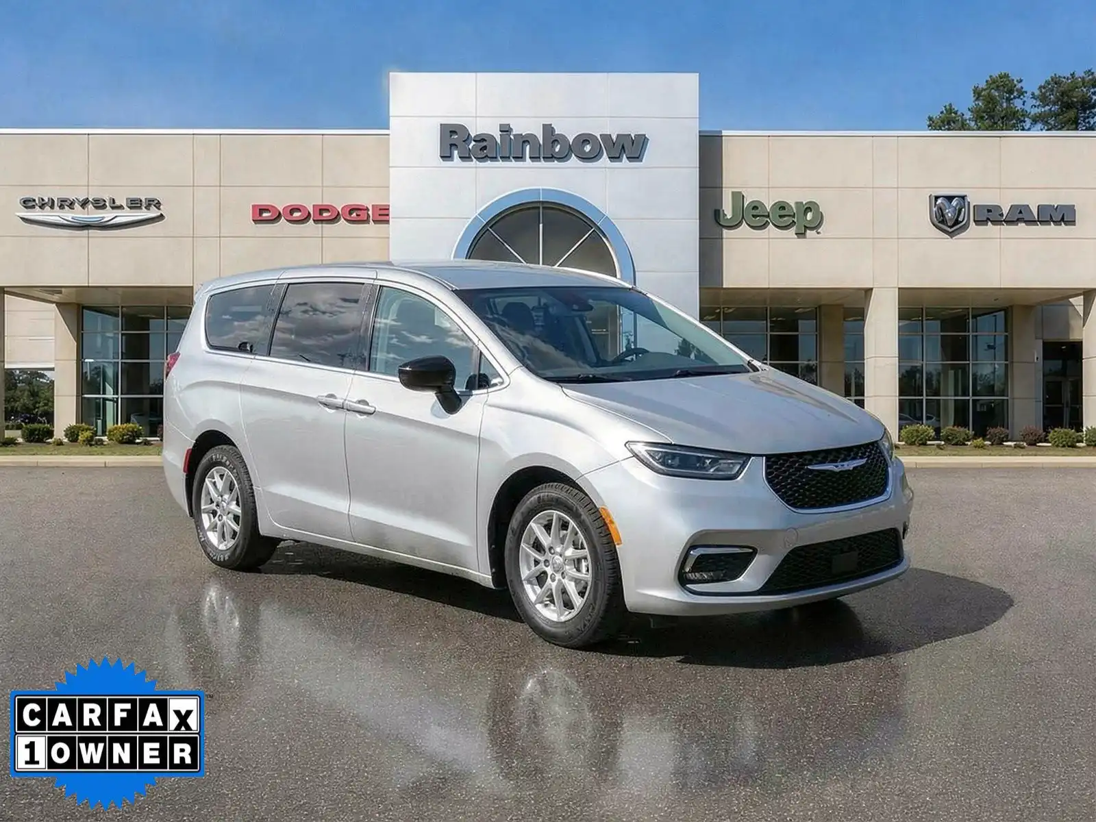 2024 Chrysler Pacifica Touring L's photo