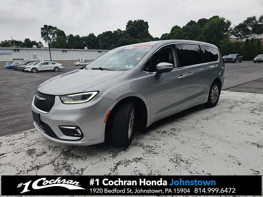 2023 Chrysler Pacifica Touring L photo 3