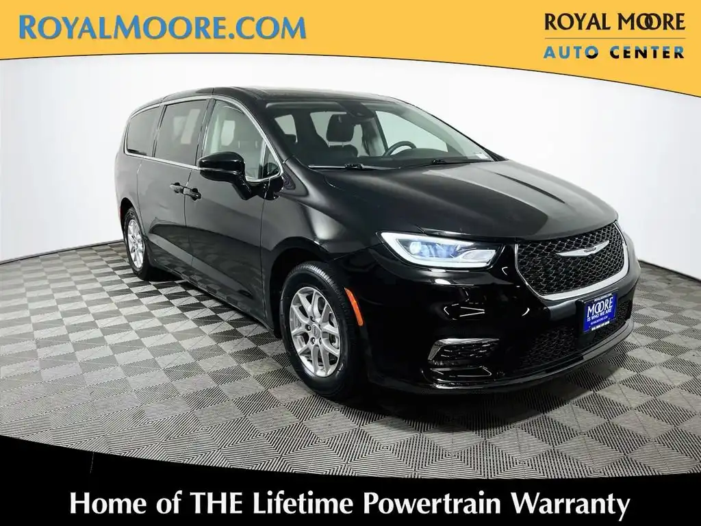 2024 Chrysler Pacifica Touring L's photo