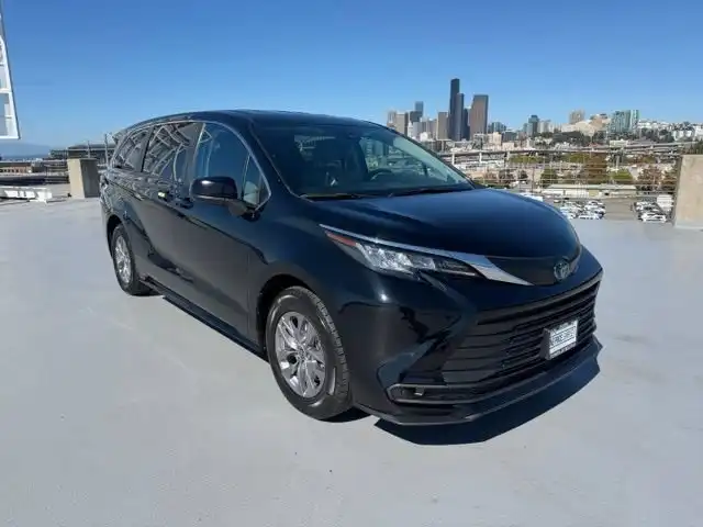 2023 Toyota Sienna LE 8-Passenger Hybrid FWD's photo