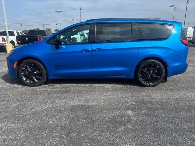 2027 Chrysler Pacifica Select photo 4