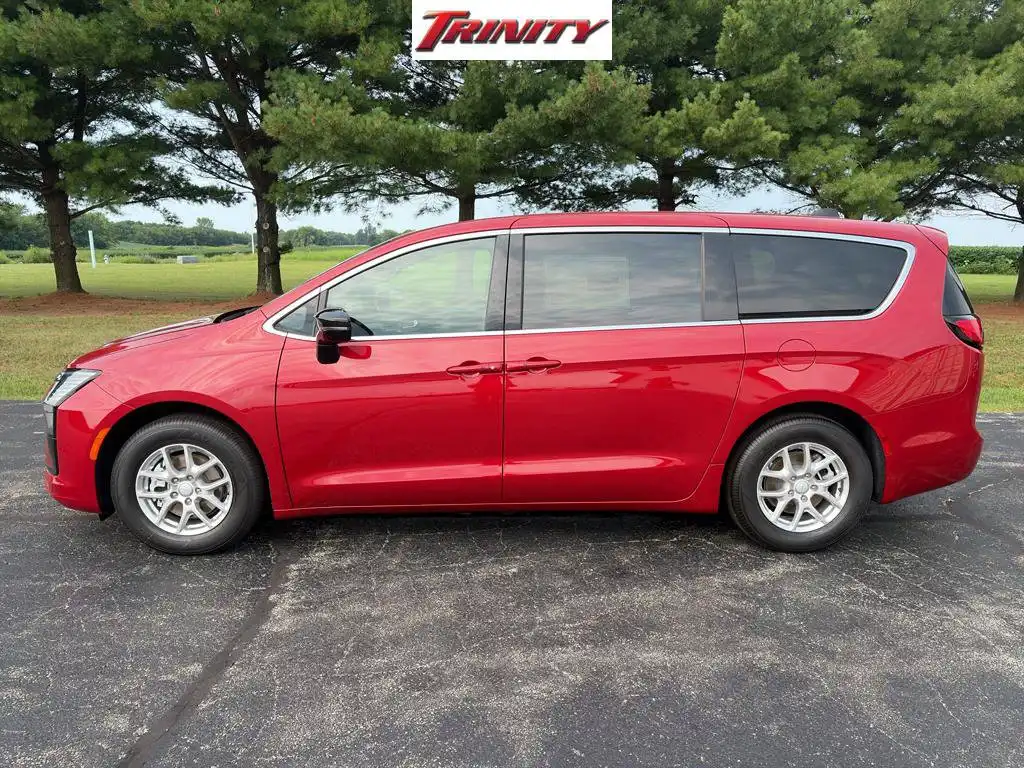 2027 Chrysler Pacifica Select's photo