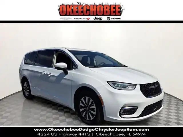 2023 Chrysler Pacifica Hybrid Touring L Hybrid's photo