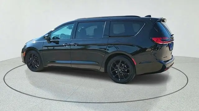 2026 Chrysler Pacifica Limited photo 5
