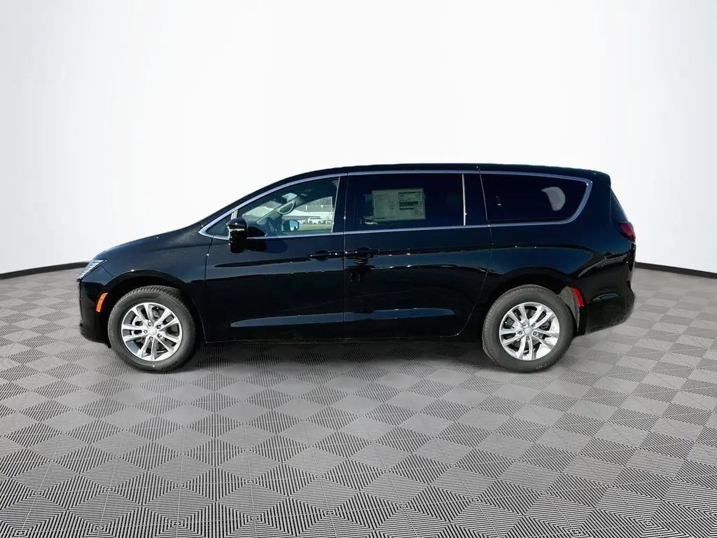 2027 Chrysler Pacifica Select AWD photo 5