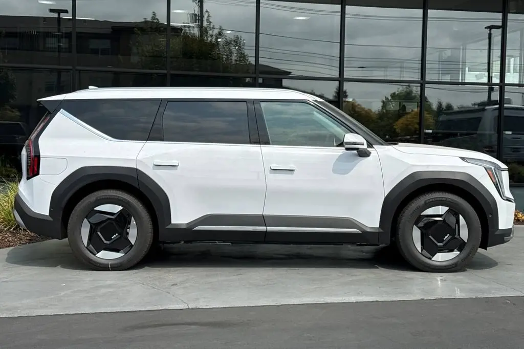 2026 Kia EV9 Wind AWD photo 3
