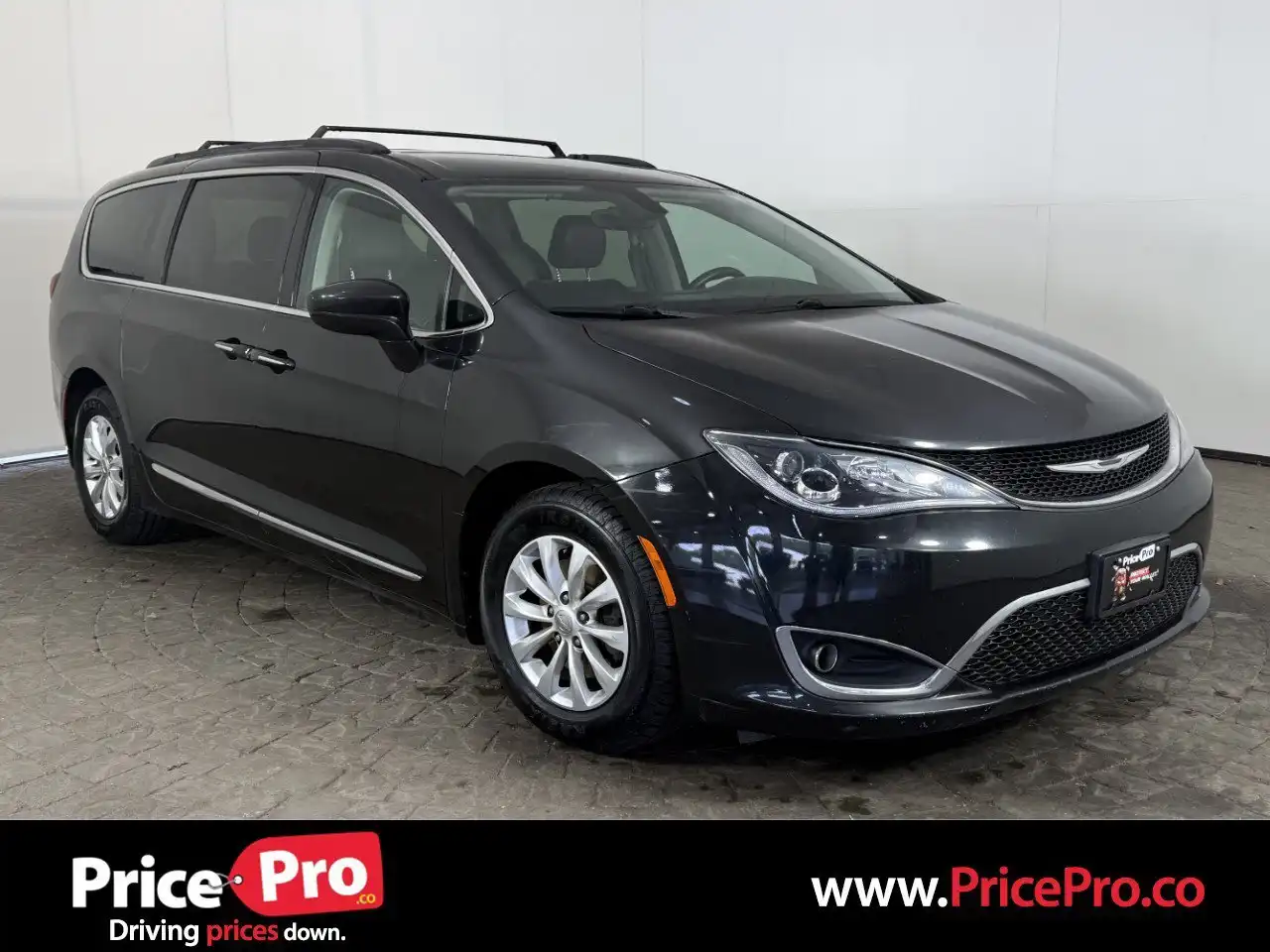 2017 Chrysler Pacifica Touring-L's photo