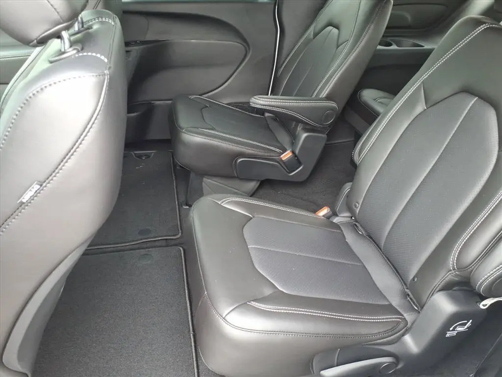 2027 Chrysler Pacifica Select photo 5