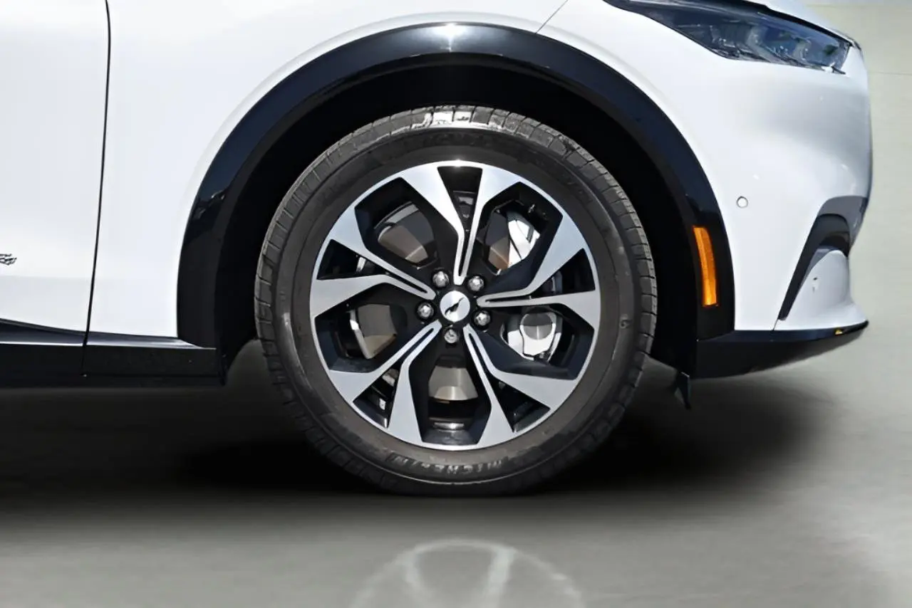 2023 Ford Mustang-Mach-e Premium photo 4