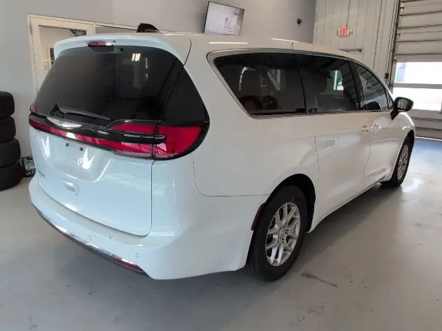 2025 Chrysler Pacifica Select photo 5