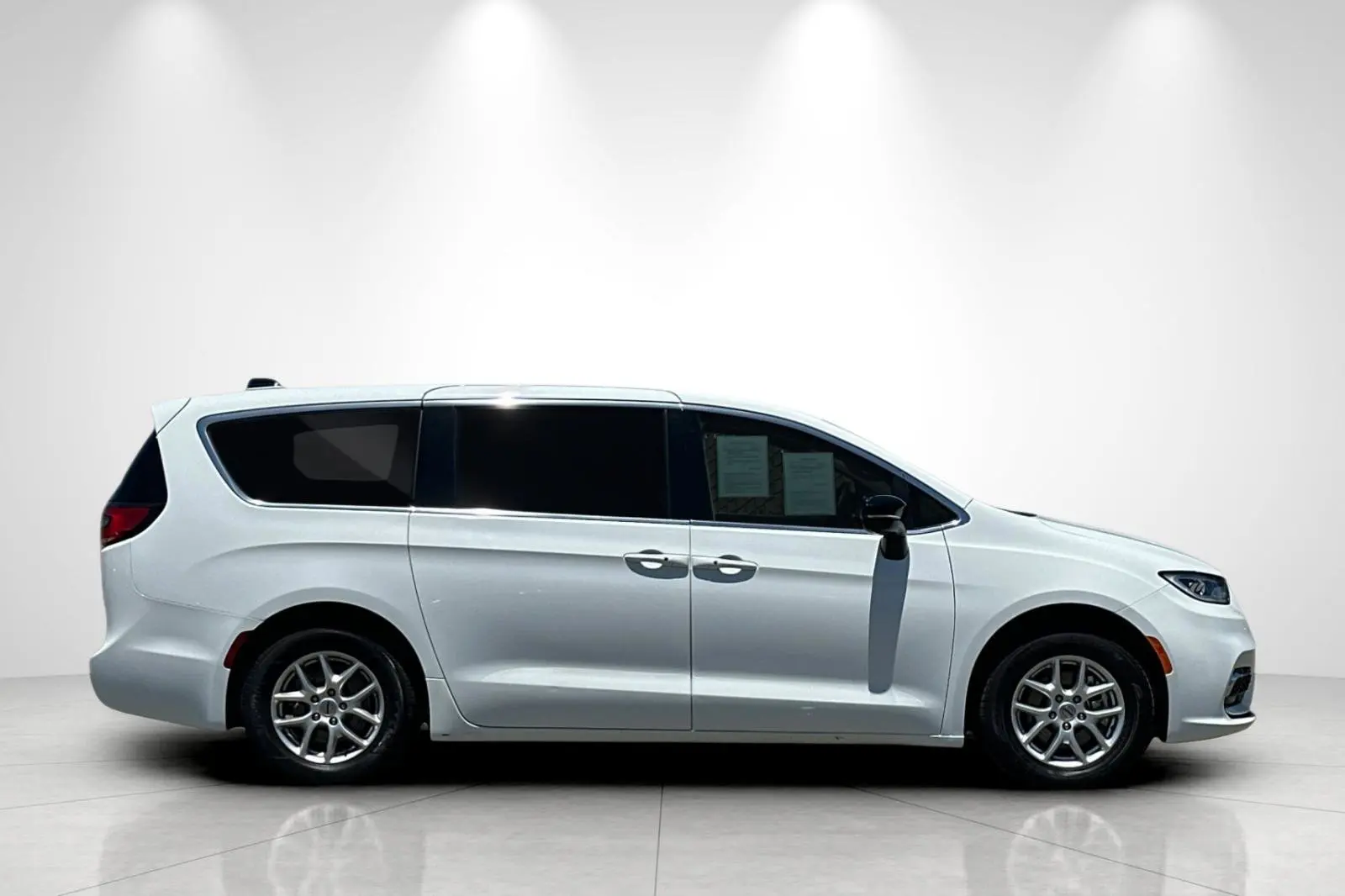 2024 Chrysler Pacifica Touring L photo 3