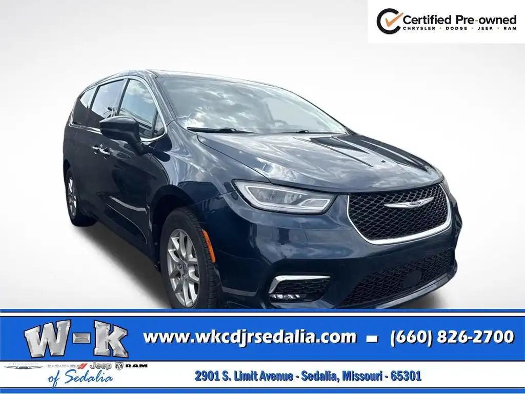 2023 Chrysler Pacifica Touring L's photo