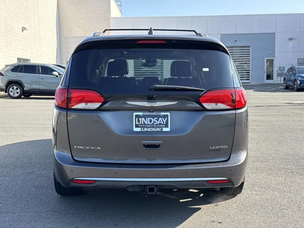2017 Chrysler Pacifica Limited photo 5