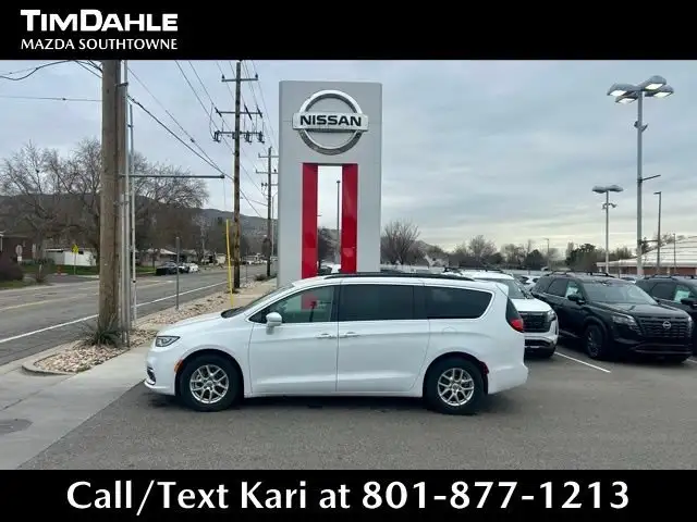 2022 Chrysler Pacifica Touring L's photo