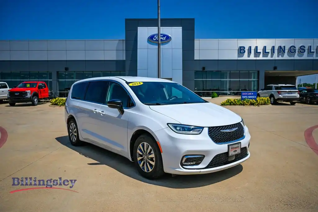 2024 Chrysler Pacifica Hybrid Select PHEV's photo