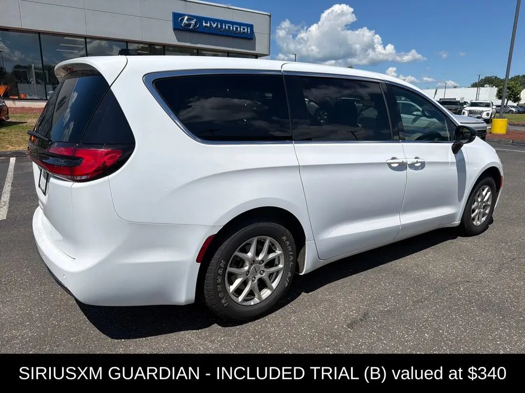 2025 Chrysler Pacifica Select photo 3