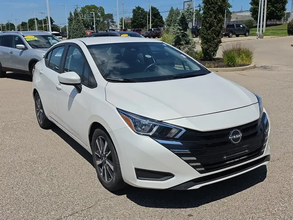 2023 Nissan Versa 1.6 SV CVT's photo