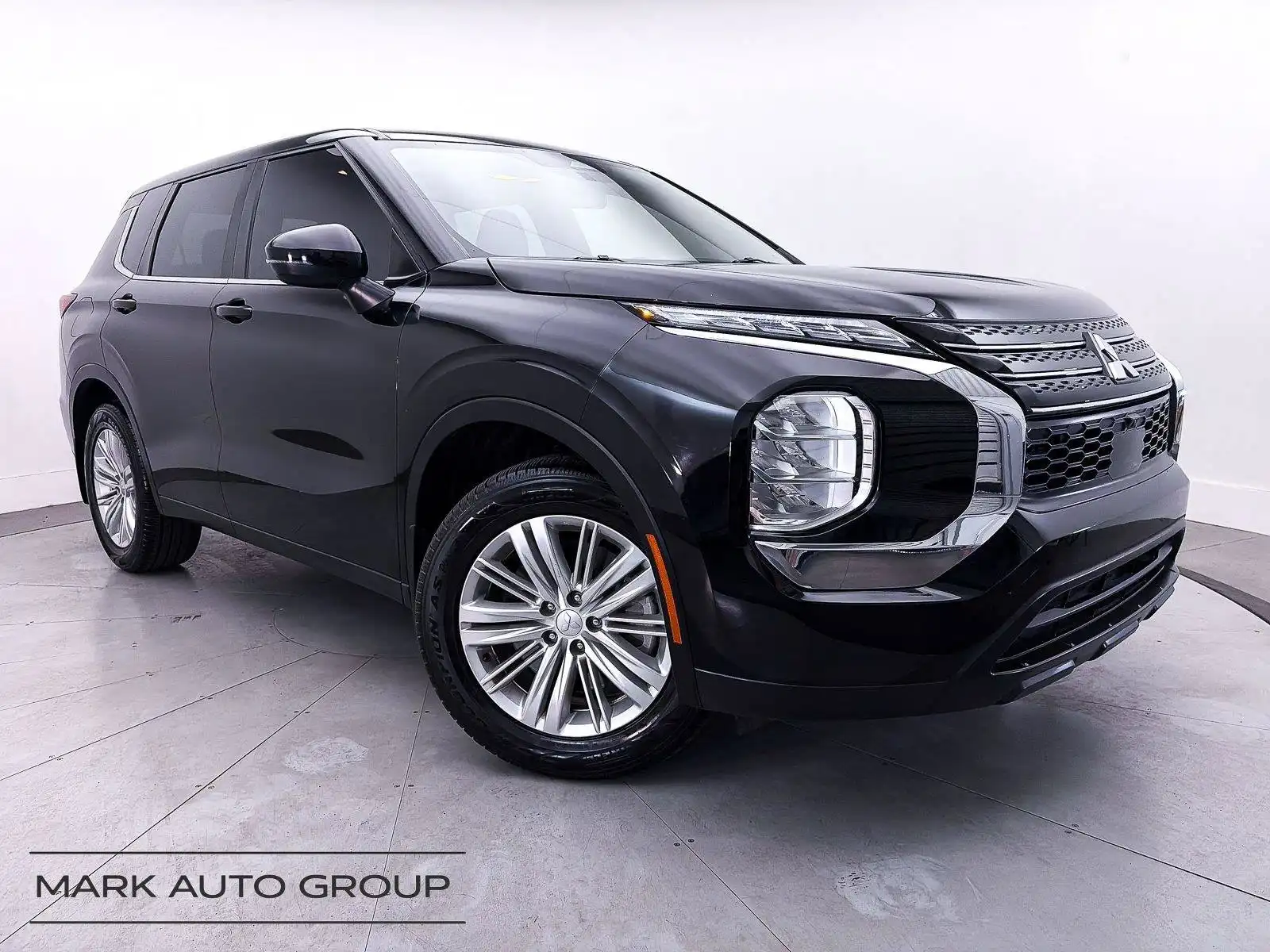 2023 Mitsubishi Outlander ES FWD's photo