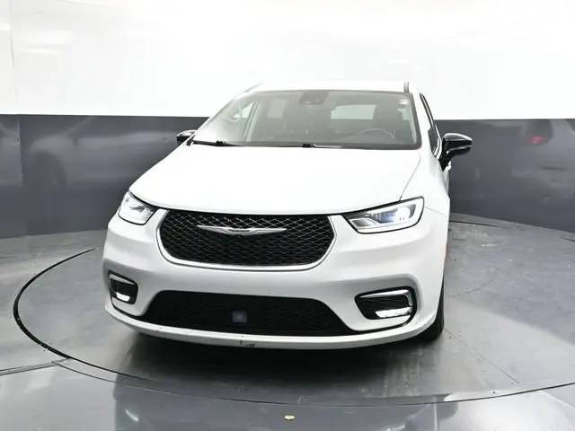 2024 Chrysler Pacifica Touring L photo 3