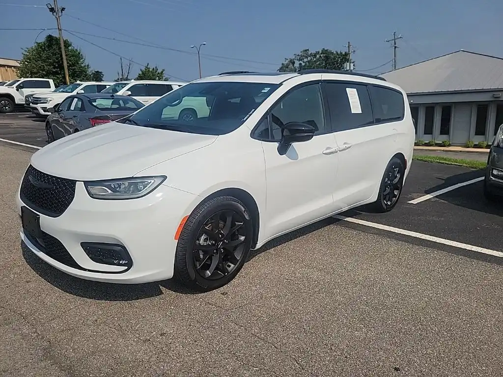 2025 Chrysler Pacifica Limited's photo