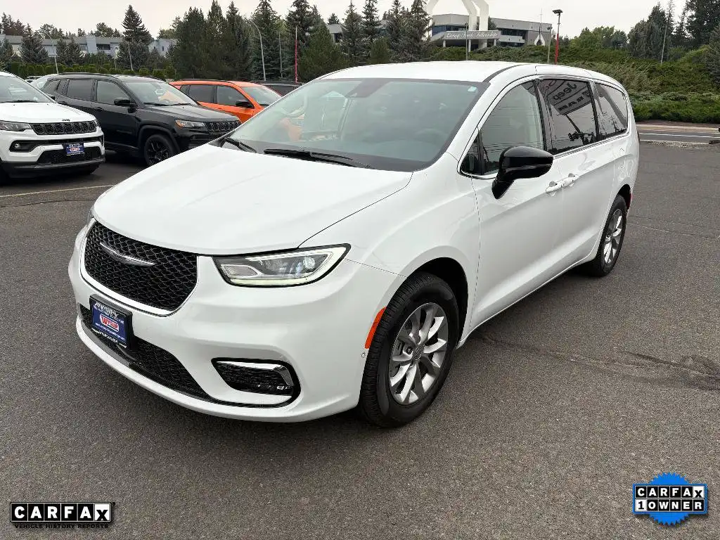 2024 Chrysler Pacifica Touring L AWD's photo